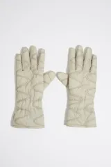 Par de guantes largos color beige con diseño acolchado en forma de ondas.