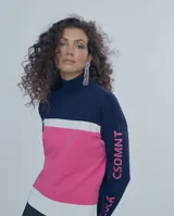 Sweater de tejido fino con cuello alto, diseño de bloques de color en azul marino, blanco y fucsia. Presenta el nombre de la marca estampado en la manga en color fucsia.