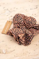 Scrunchie de poliéster con estampado animal print.