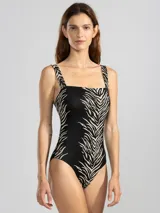 Malla enteriza de color negro con patrón jacquard animal print estilo cebra, escote recto y tirantes anchos.