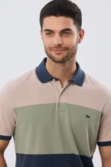 Remera polo de piqué con diseño de franjas horizontales en bloques de color, manga corta, cuello camisero y cartera de botones.