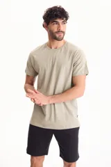 Remera básica de algodón color blanco, con cuello redondo y mangas cortas.