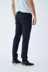 Pantalón chino negro de gabardina con corte slim y logo bordado.