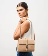Cartera tipo shoulder bag de tamaño mediano, confeccionada en poliuretano con textura efecto croco. Presenta una tapa frontal con cierre metálico de giro, asa de mano reforzada y una correa larga de cadena plateada. Diseño estructurado con acabado sofisticado.