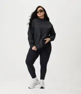 Campera rompevientos deportiva color celeste, con capucha y cordones de ajuste, cierre frontal completo, mangas largas con puños elásticos y bolsillos funcionales.