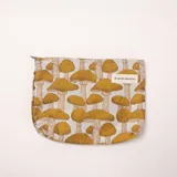Neceser de lino con estampado de hongos en tonos mostaza y beige, con cierre de cremallera y etiqueta con la inscripción "A GOGO ORIGINAL".