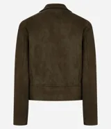 Campera estilo biker de gamuza sintética color verde militar, con cierre frontal asimétrico, cuello con solapas y botones de presión metálicos.