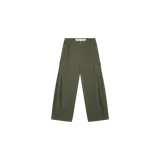 Pantalón cargo de corte amplio y relajado, color verde militar, con bolsillos laterales y detalles de pinzas en las piernas.