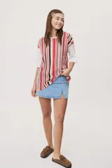 Remera oversize de manga corta con diseño de rayas verticales en tonos rojos, negros, blancos y tostados, y mangas blancas lisas.