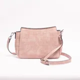 Bandolera color rosado con textura efecto cocodrilo, herrajes metálicos plateados y correa ajustable y desmontable.