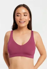 Bralette de lycra color violeta, sin aro, con copa interna removible, breteles fijos regulables y cierre trasero de tres posiciones.