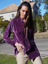 Camisa de terciopelo azul marino, de manga larga con puños abotonados y bolsillos frontales con solapa.