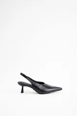 Zapato destalonado de cuero vacuno con textura efecto cocodrilo, diseño de punta fina y taco bajo.