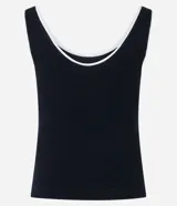 Musculosa ajustada de tejido rib negro, con escote en U y ribetes contrastantes blancos en el escote y los breteles.