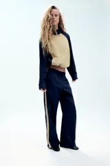 Pantalón de tiro medio azul marino con cintura elástica y bandas laterales en tono tostado a contraste, con diseño de pierna ancha.
