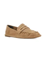 Mocasín de cuero gamuza color camel, con detalles fruncidos en el cuerpo, copete elevado y diseño liviano de estilo clásico.