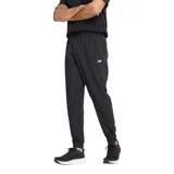 Pantalón de jogging negro de tejido ligero con tecnología NB DRY de secado rápido, cintura elástica con cordón, bolsillos laterales y dobladillo inferior elástico.