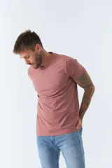 Remera básica de hombre con escote en V y manga corta. Presenta un diseño liso con logo bordado en el pecho.