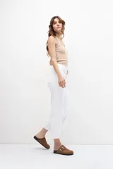 Pantalón jean culotte blanco con bolsillos laterales y terminación desflecada.