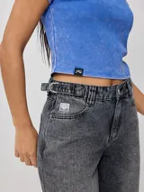 Remera blanca de manga corta, corte crop y cuello redondo, confeccionada en tejido rib.