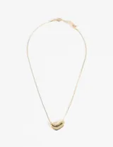 Collar dorado con cadena fina y dije ovalado grande.