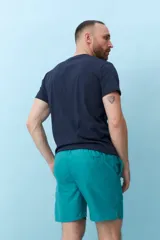 Bermuda de baño color salmón con cintura elástica ajustable con cordón.