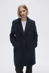 Tapado de corte sastrero en color azul marino, con solapas clásicas, cierre frontal de un botón y bolsillos laterales ocultos.