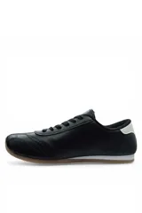 Championes casuales Vetter para hombre, color negro con detalles en blanco y suela de goma marrón.