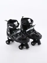 Patines clásicos negros con ruedas negras y cordones blancos.