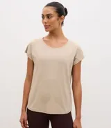 Remera deportiva de microfibra texturizada, con cuello redondo y mangas cortas. Presenta un diseño liso con recortes laterales que favorecen la ventilación.