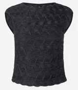 Blusa sin mangas de color negro, confeccionada en poliéster con textura en relieve, cuello redondo y corte al cuerpo.