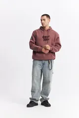 Canguro oversize de algodón con capucha y cordones ajustables. Presenta un diseño de estampa frontal con la frase 'GREAT TIMES' en relieve y bolsillo frontal tipo canguro.