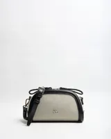 Bandolera chica color beige con detalles y correa ajustable en símil cuero negro, de diseño estructurado con herrajes plateados y logo de la marca en el frente.