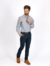 Camisa de hombre de algodón con estampado a cuadros en tonos rosado y celeste, corte clásico, manga larga, bolsillo en el pecho y botón en el cuello.