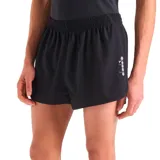 Short deportivo negro de corte muy corto, con cintura elástica fruncida y logo de Diadora en plateado vertical en el lateral derecho.