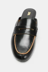 Mocasín destalonado de piel color negro, con detalle de antifaz en el empeine y bordes en tono contraste. Presenta punta redonda y suela plana.
