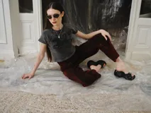 Pantalón de jean liviano de verano con silueta amplia de corte barrel, color rojo con efecto desteñido, inspirado en la bombacha de campo y con bolsillos laterales.