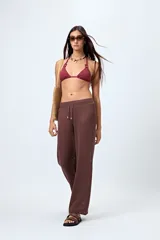 Pantalón tejido wide leg color marrón oscuro, con calado artesanal y cintura elastizada con cordón ajustable.