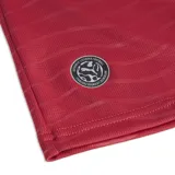 Camiseta de fútbol Puma de la selección de Portugal, modelo Home, color rojo con detalles en verde en el cuello y las mangas. Presenta un patrón de ondas sutil en la tela, el logo de Puma en blanco y el escudo de la Federación Portuguesa de Fútbol en el pecho.