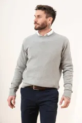 Pantalón chino color verde oliva, de corte recto y tiro medio.