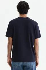 Remera de manga corta color negro, con cuello redondo y corte estándar. Confeccionada con fibra sintética COOLMAX para mayor transpirabilidad.
