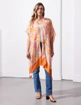 Kimono tejido con estampado abstracto en tonos naranja, rosa y blanco, con mangas amplias estilo japonés y terminación con borlas.