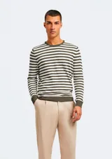 Buzo tejido de punto a rayas horizontales color verde y blanco, con cuello redondo y mangas largas.