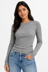 Remera de manga larga con cuello redondo, confeccionada en tejido de punto acanalado de ajuste entallado.