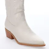 Botas estilo tejano color bordó, con caña alta, punta fina y taco cuadrado. Presentan costuras decorativas en la caña y en la puntera.