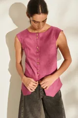 Chaleco de lino color fucsia, con escote redondo y cierre frontal de botones.