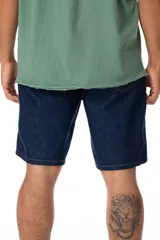 Bermuda de jean azul oscuro, corte recto, largo hasta la rodilla.