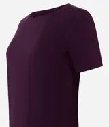 Remera deportiva de manga corta y cuello redondo, confeccionada en poliamida con elastano, de color rosado y diseño liso.