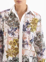 Camisa de manga larga confeccionada en poplín de encaje con diseño de cuadrados y estampado floral multicolor. Presenta cuello clásico, cartera oculta con botones, bolsillos plaque en el frente y puños anchos en color blanco liso.