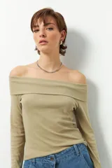 Remera color beige, strapless y de manga larga, confeccionada en algodón.